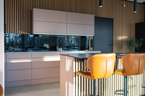 Maalatuissa kalusteovissa on roosa erikoissävytys.