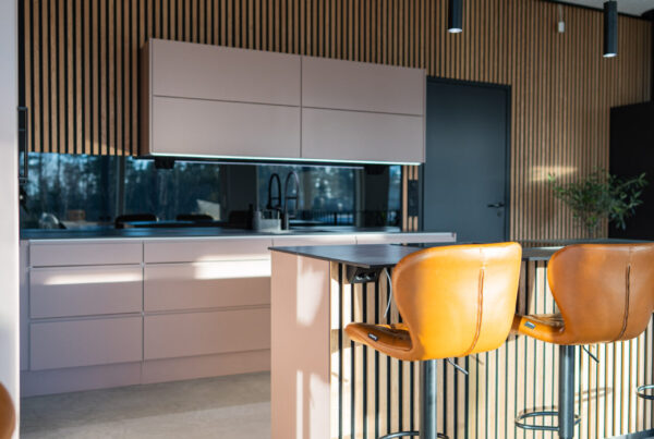 Maalatuissa kalusteovissa on roosa erikoissävytys.