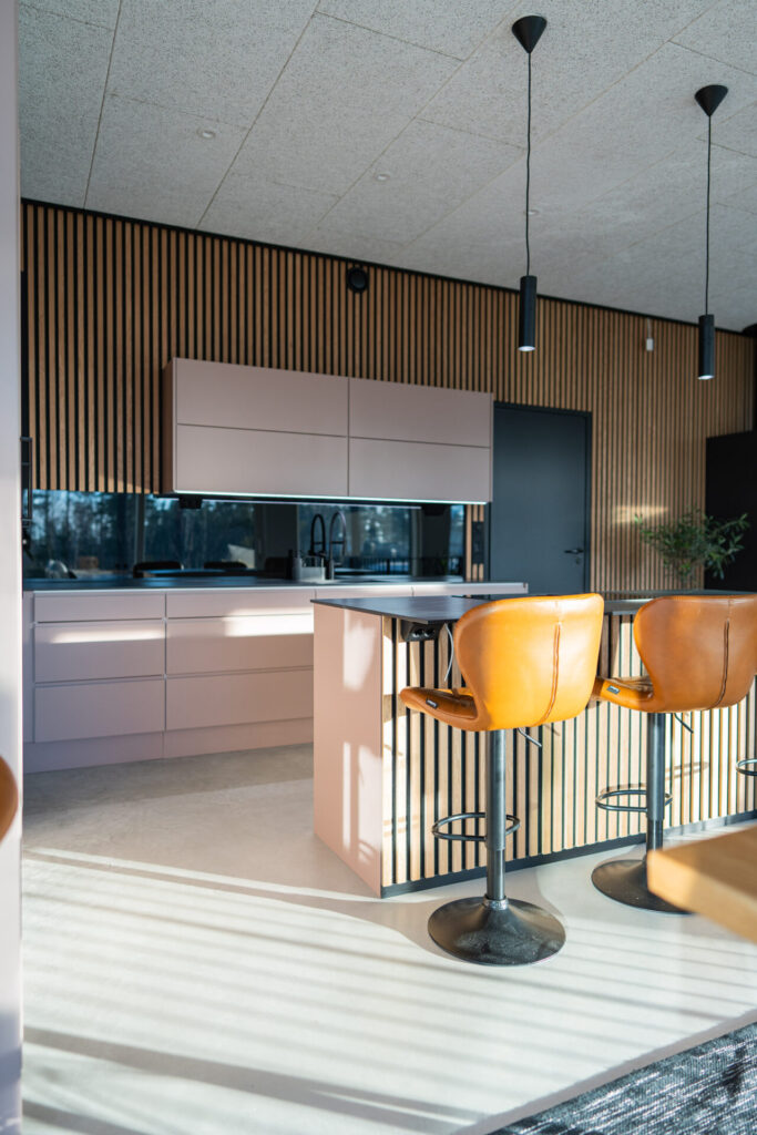 Maalatuissa kalusteovissa on roosa erikoissävytys.