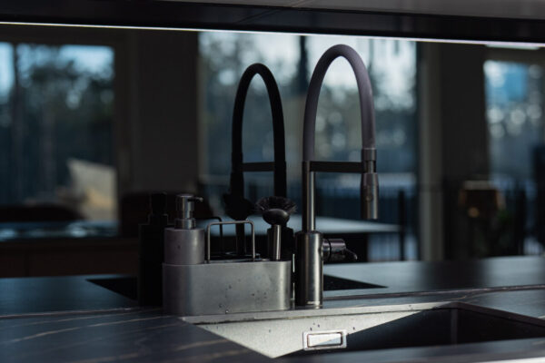 Murretun roosat kaapistot saivat tehoparikseen mustia yksityiskohtia esimerkiksi välitilaan ja vesipisteelle. Myös keraamiset työtasot ovat sävyiltään tummat.