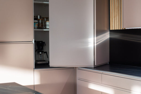 Taiteovellinen aamiaiskaappi sopii hyvin keittiön nurkkaan, sillä ovi taittuu avautuessaan seinää vasten.