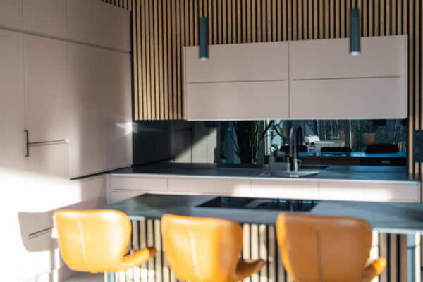 Altaan yläpuolelle asennetuissa seinäkaapeissa on tuplakippiovet. Vetimetön ilme toteutui vedinuraovilla.