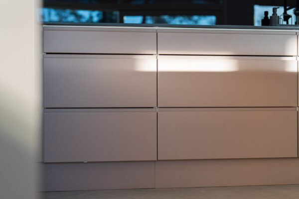 Murretun vaaleanpunainen sävy saa uusi vivahteita valaistuksen mukaan. Kuvaushetkellä marraskuun aurinko paistoi ikkunoista sisään.