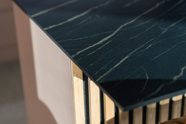 12 mm paksut keraamiset Portoro-tasot toistavat tummia sävyjä ja terästävät vaaleanpunaista keittiötä.