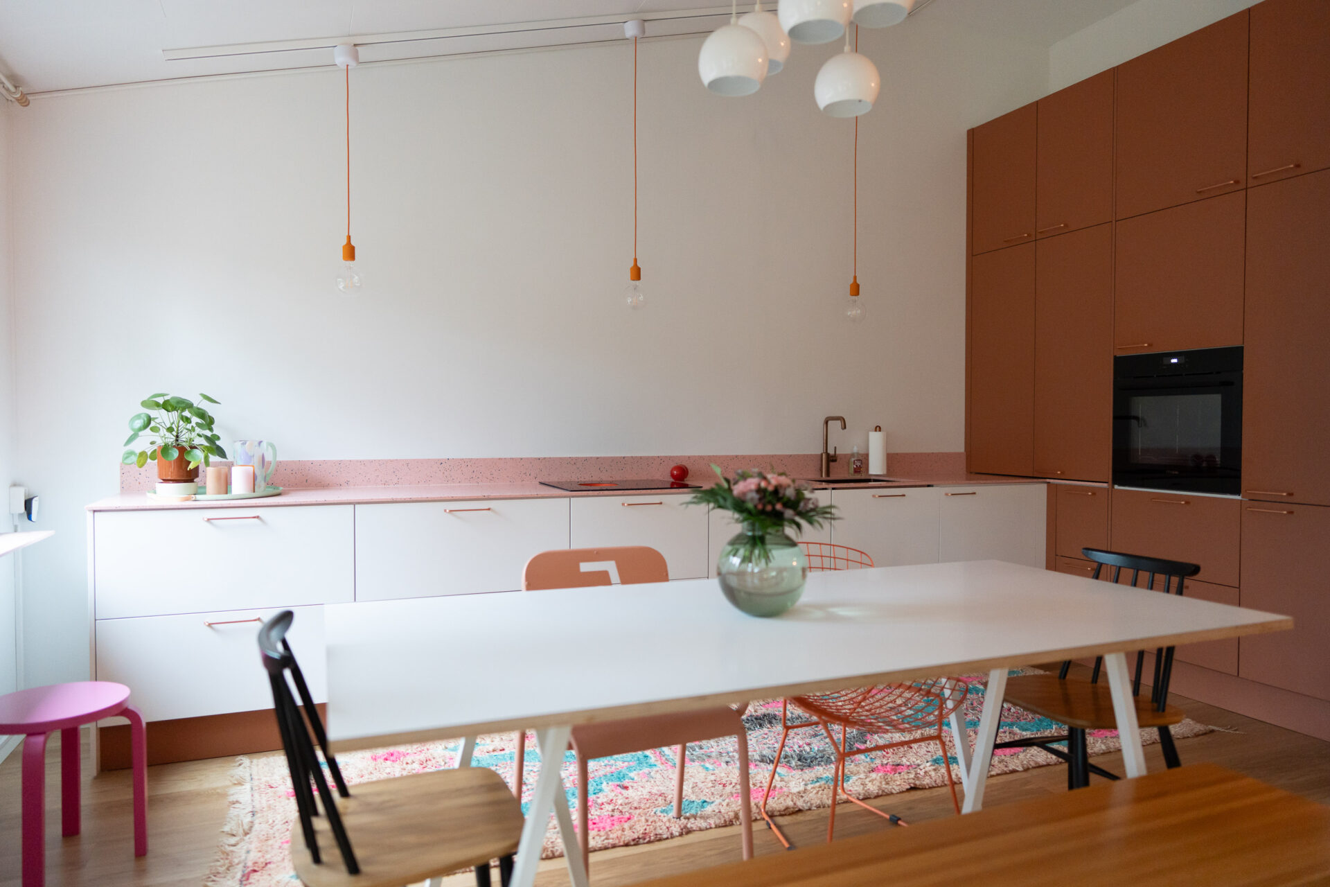 Iloiset värit tuovat piristystä arkeen. Tässä keittiössä väriä riittää!