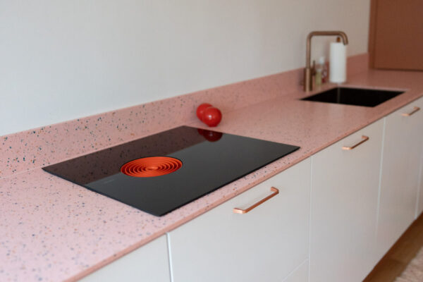 Värillinen taso tuo mielenkiintoa keittiökalustukseen. Suomalainen Durat on polyesterpohjainen komposiittimateriaali.