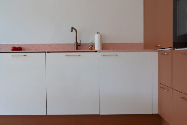 Värejä ja valkoista sulassa sovussa Unique Home -keittiössä. Laaja valikoimamme palvelee myös rohkean tyylin ystäviä.