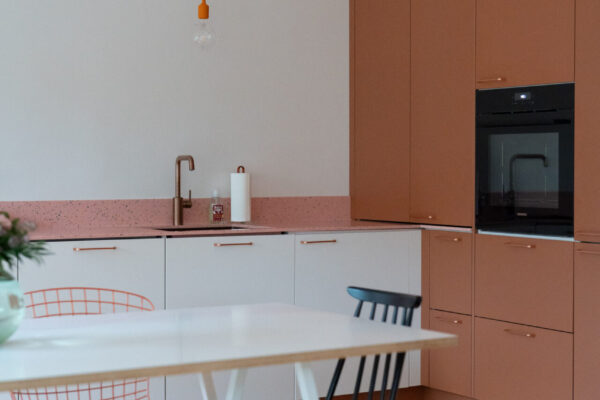 Poltetun oranssit kaapistot ja monivärinen Durat-taso tuovat iloa ja leikkisyyttä keittiöön.