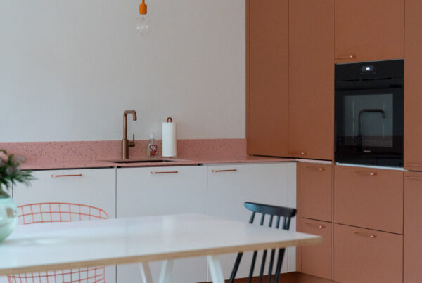 Poltetun oranssit kaapistot ja monivärinen Durat-taso tuovat iloa ja leikkisyyttä keittiöön.