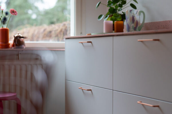 Omannäköinen keittiö ilahduttaa arjessa. Värien ystävät valitsivat kokonaisuuteen toisiinsa sointuvia sävyjä, jotka eivät jätä kylmäksi.