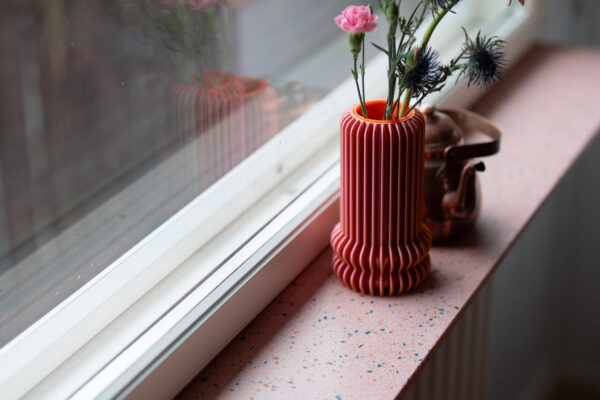 Yhtenäinen ilme syntyy, kun keittiön ikkunalautoihin asennetaan materiaalia kuin keittiön työtasoihin.