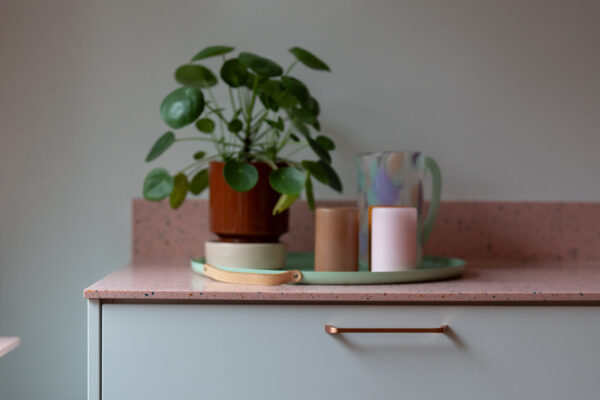 Monivärisissä Durat-tasoissa seikkailee esimerkiksi poltetun oransseja värimuruja, joiden kanssa sopivat hienosti yhteen kupariset Track-vetimet.