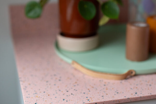 Suomalainen kierrätysmateriaali Durat tuo leikkisyyttä keittiön työtasoihin. Tämä kuosi on nimeltään Gin Daisy.