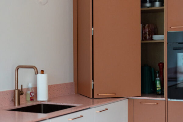 WingLine-taiteovien takaa paljastuu tyylikäs aamiaiskaappi, jonka runko-osat valmistimme tammensävyisinä.