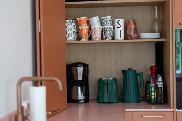 Viimeistelty ilme aamiaiskaappiin syntyi tammensävyisillä runko-osilla. Valmistamme myös aamiaiskaapit omassa tuotannossamme.