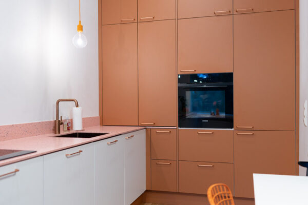 Värikäs keittiö kestää aikaa ihan siinä missä valkoinenkin, kun värivalinnat tuntuvat omilta.