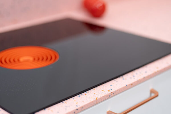 Oranssi ilmanohjain piristää Bora S Pure -keittiotasoa.