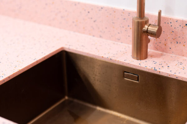 Tapwellin PVD-pinnoitteinen allas on kuparin sävyinen, samoin kuin Damixan hana.