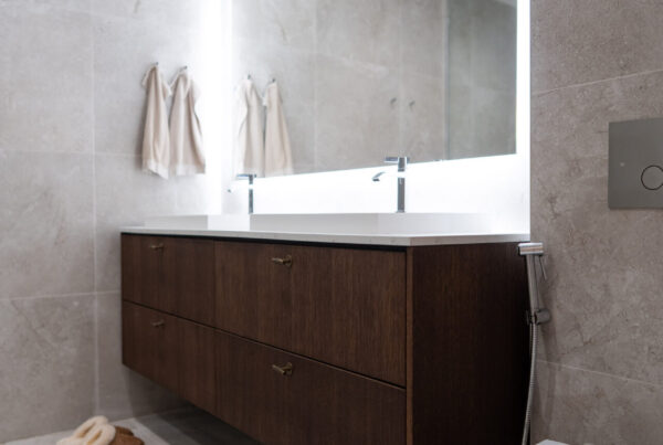 Valmistimme tammiviilutetun allaslaatikoston tilaan istuvilla mitoilla ja suojakäsittelimme sen suklaanruskeaksi.