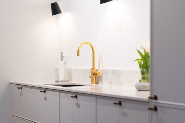 Maalatuissa kaapistoissa on asiakkaiden toiveen mukainen vaalenaharmaa sävytys Tikkurilan Piazza Y487.