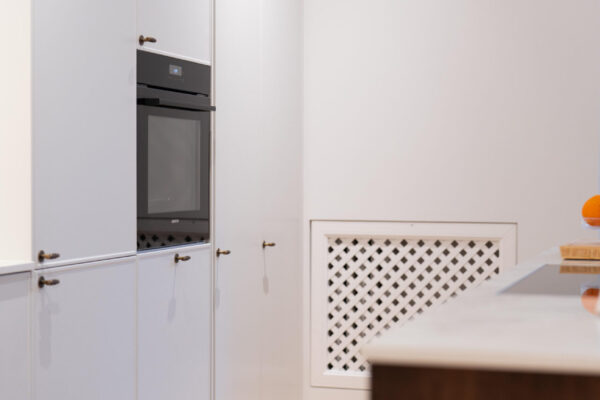 Vanhan talon viehättävät erityispiirteet maustavat modernia keittiökokonaisuutta.