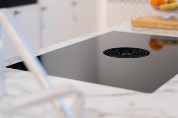 Boran moderniin induktiotasoon yhdistyy liesituuletin.