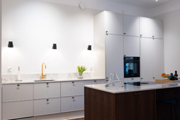 Keittiöstä ei ensivilkaisulla huomaa, että korkean komeroseinän takana piileskelee ruokakomero.