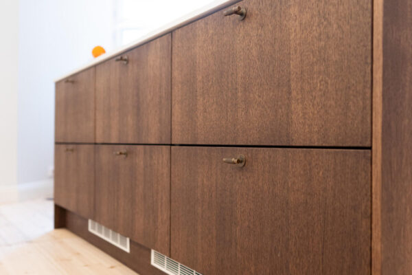 Tamiiviilutettu saareke on omaa puusepäntyötämme ja sävytetty suklaanruskeaksi.