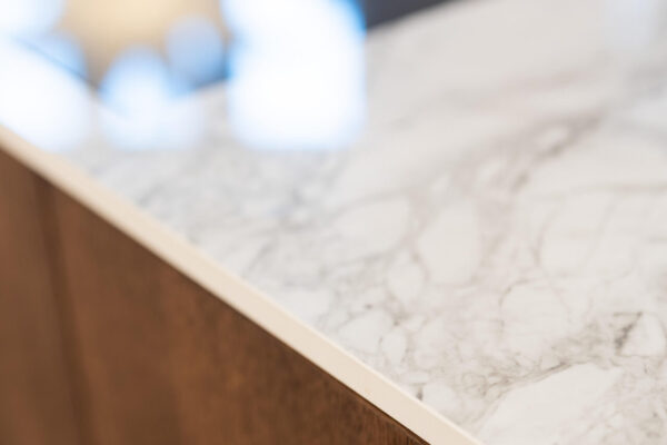 Dekton Bergen-taso, suklaanruskeaksi käsitelty tammiviilu sekä pronssinen Manor-nuppivedin muodostavat kauniin liiton.