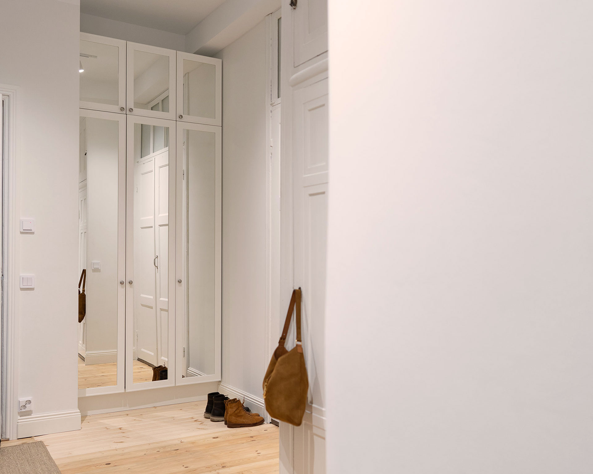 Eteisen syvennykseen upotettu komero istuu tilaan sekä mitoiltaan että tyyliltään.