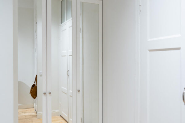 Saranaovellinen komero tuo tilaan avaruuden tuntua, kun sen ovissa on peilit.