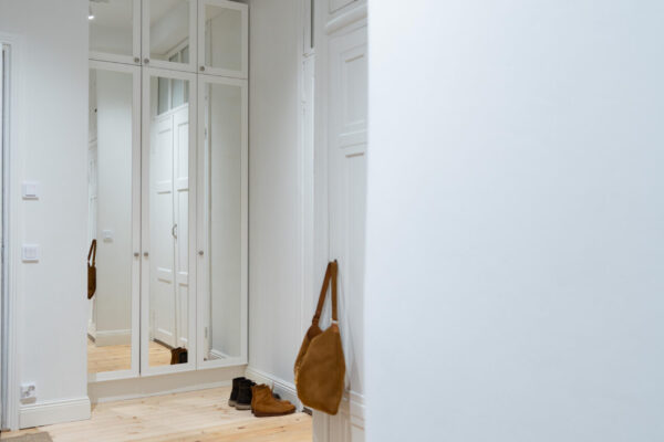 Saranaovellinen komero tuo eteiseen runsaasti säilytystilaa. Mittatilauksesta valmistettuna se istuu syvennykseen kuin olisi ollut siinä aina.