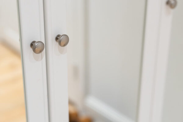 Helatukun valikoimista löytyneet Ball-vetimet ovat yhtä simppelin ajattomat kuin peiliovellinen eteiskaapisto.