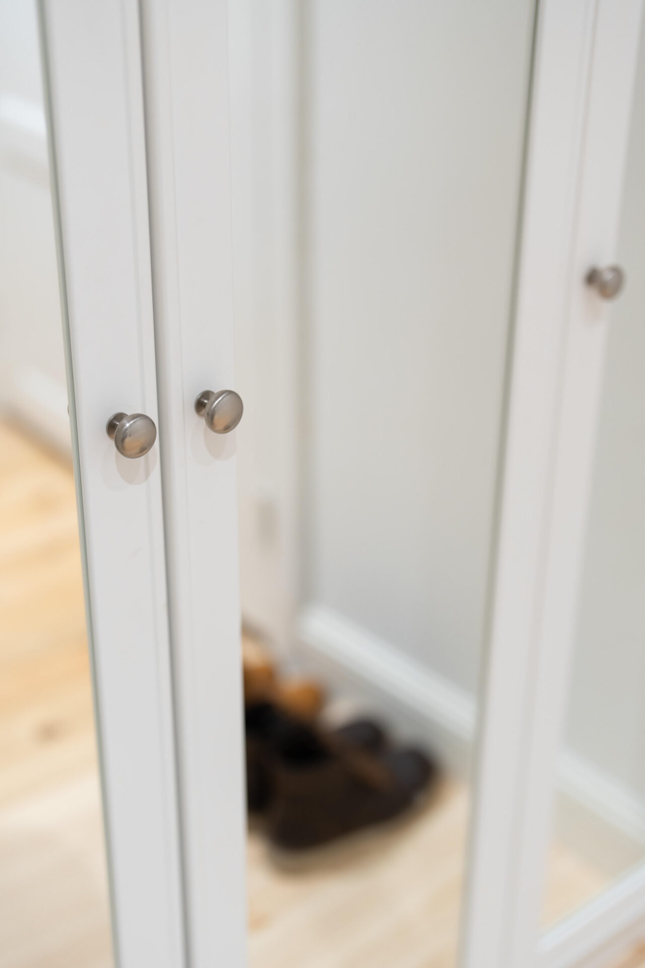 Helatukun valikoimista löytyneet Ball-vetimet ovat yhtä simppelin ajattomat kuin peiliovellinen eteiskaapisto.