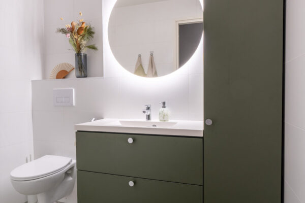 Värillisillä melamiiniovilla kalustat järkihinnoin mutta silti näyttävästi! Oman tehtaamme valikoimassa on paljon levyvärejä, joista yksi on vihreä Smoke Green.