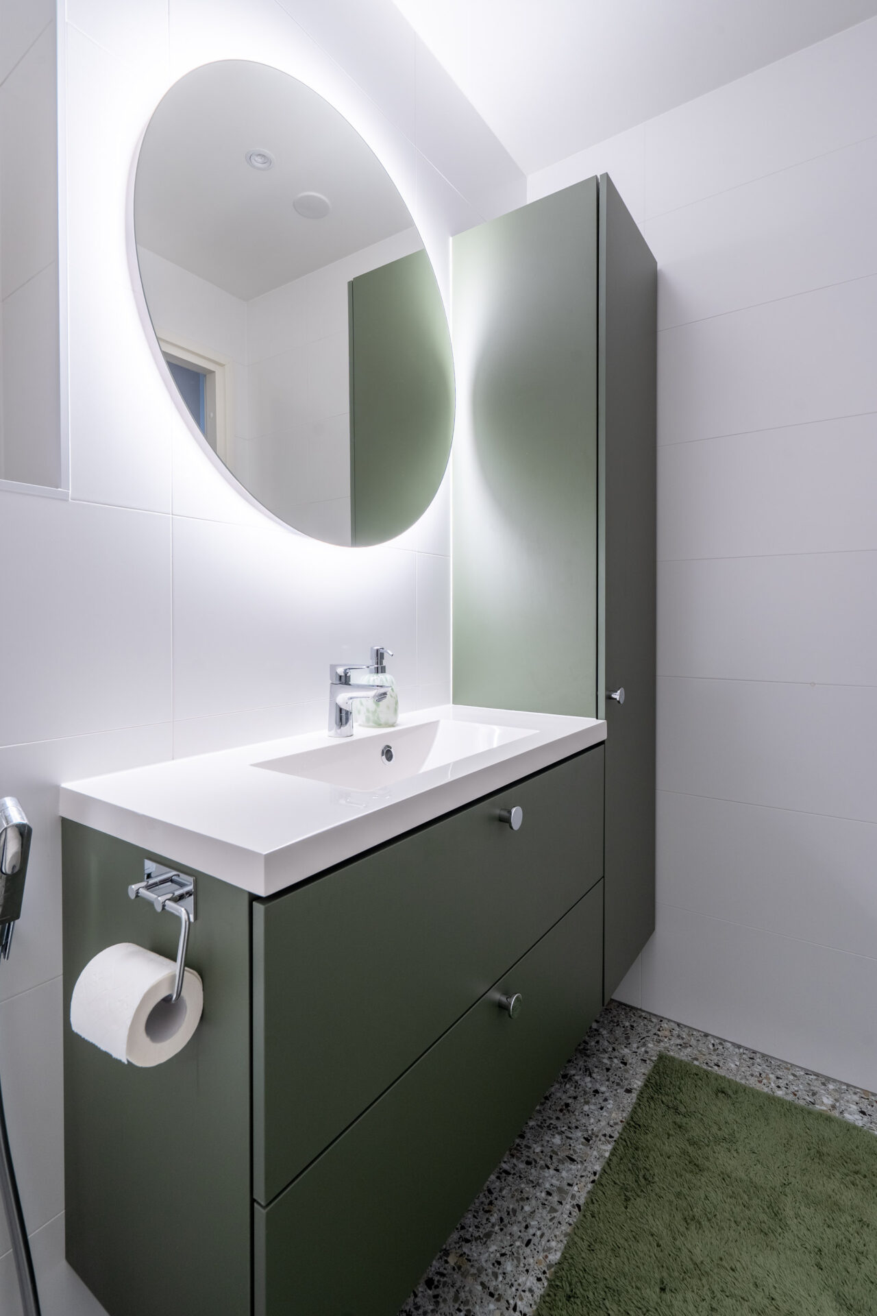 Vihreä kalustus tuo wc-tilaan ihan omanlaisensa, raikkaan tunnelman. Kalusteovet ovat omaa tuotantoamme ja materiaaliltaan melamiinia.