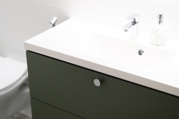 Allaslaatikosto sailöö paljon tavaraa. Teräksiset nuppivetimet sopivat yhteen hanan kanssa.