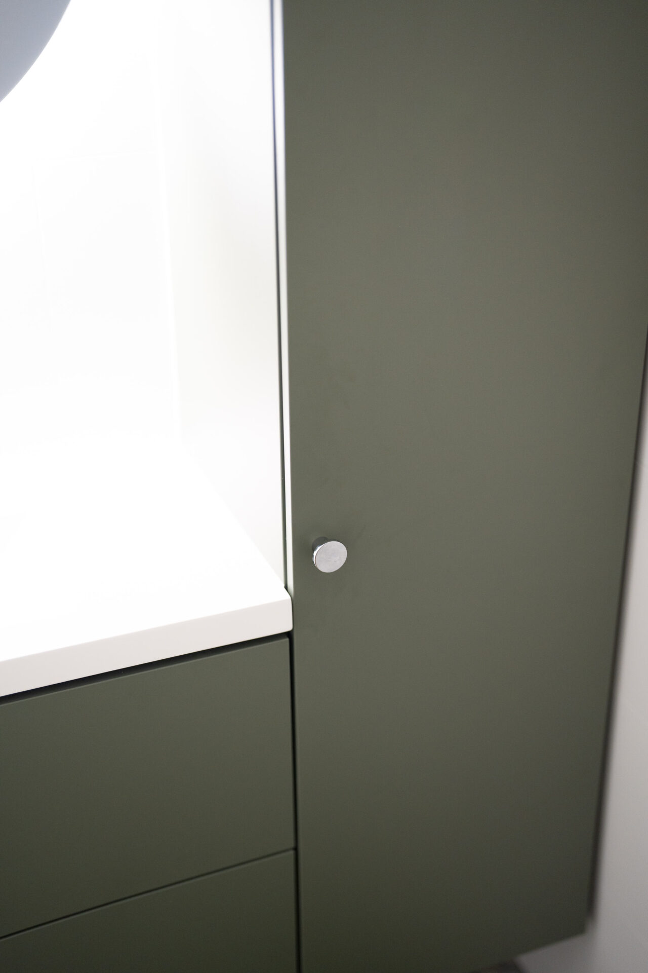 Smoke Green- melamiinisävy on oman tehtaamme varastovalikoimaa, joten valmistamme siitä kalusteovet ja -rungot ripeästi.