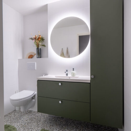 Vihreäksi kalustettu wc-tila vie ajatuksen ikuiseen kesään. Oman tuotantomme kalusteissa sävynä on Smoke Green.