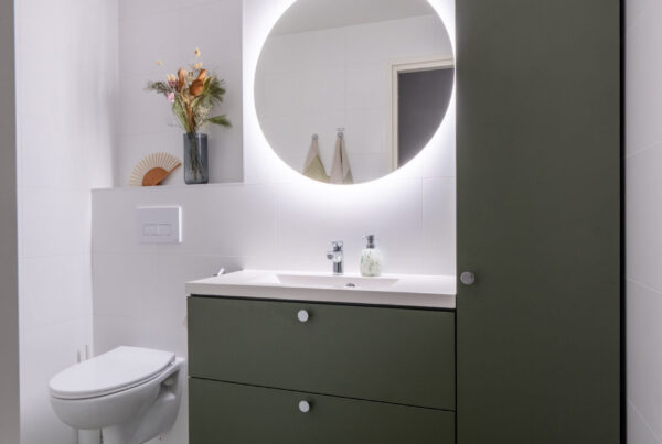 Vihreäksi kalustettu wc-tila vie ajatuksen ikuiseen kesään. Oman tuotantomme kalusteissa sävynä on Smoke Green.