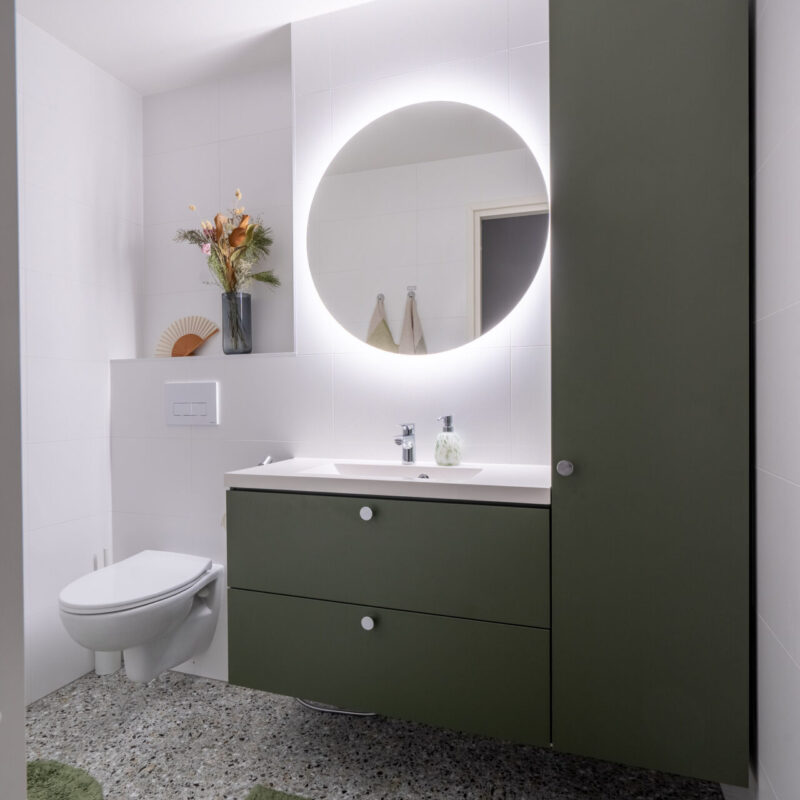 Vihreäksi kalustettu wc-tila vie ajatuksen ikuiseen kesään. Oman tuotantomme kalusteissa sävynä on Smoke Green.