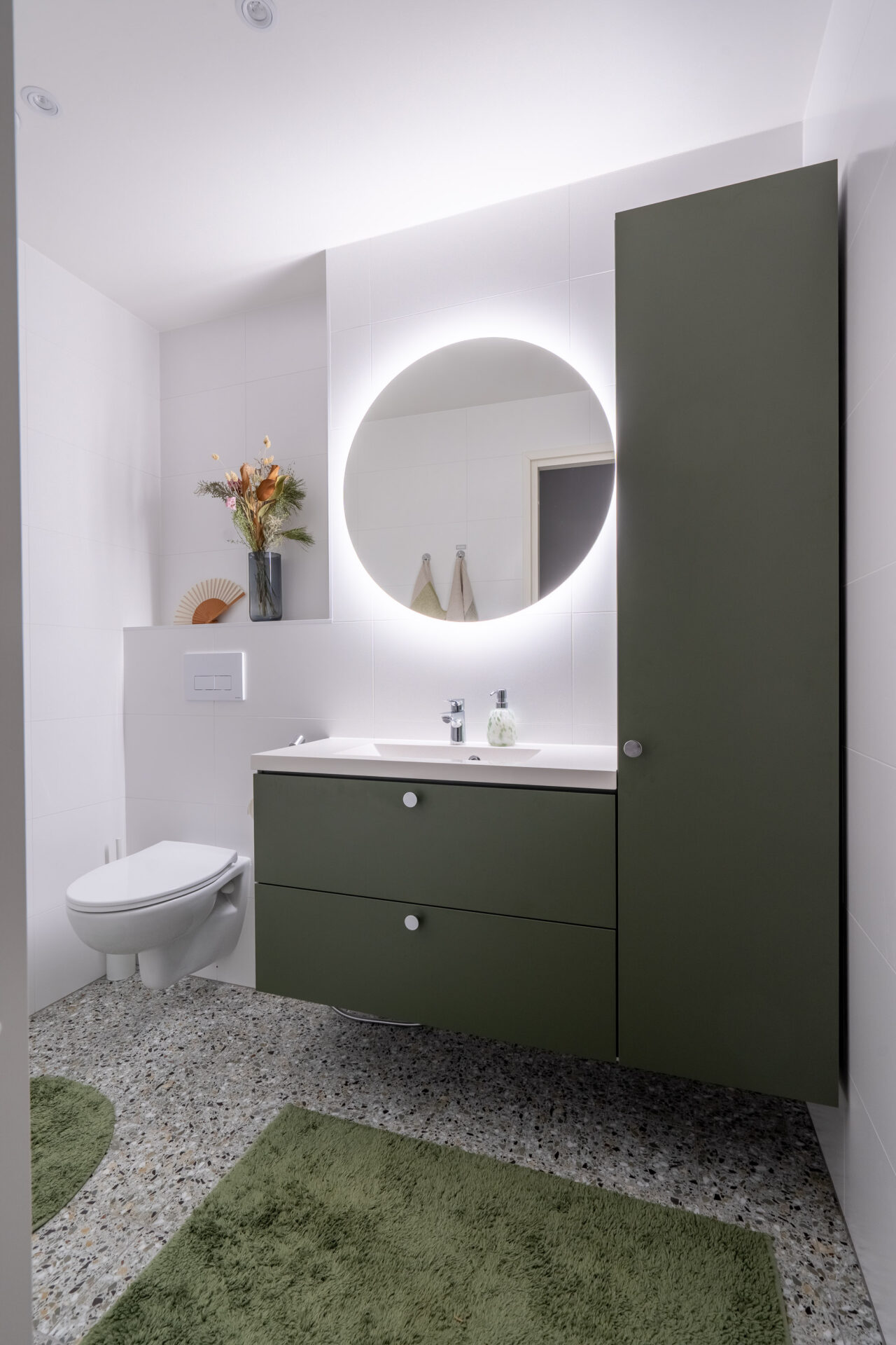 Vihreäksi kalustettu wc-tila vie ajatuksen ikuiseen kesään. Oman tuotantomme kalusteissa sävynä on Smoke Green.