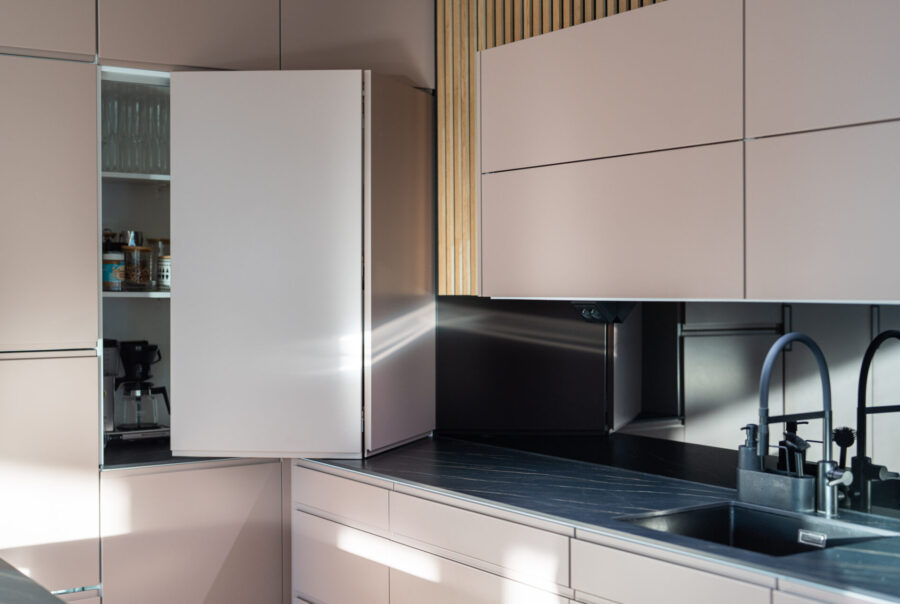Oven tai laatikon reunaan jyrsitty vedinura sopii minimalistiseen keittiöön.