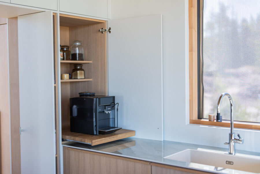 Aamaiskaappi kruunaa keittiön. Unique Home -toteutukseen voit valita monta eri leveyttä, korkeutta ja materiaalia.
