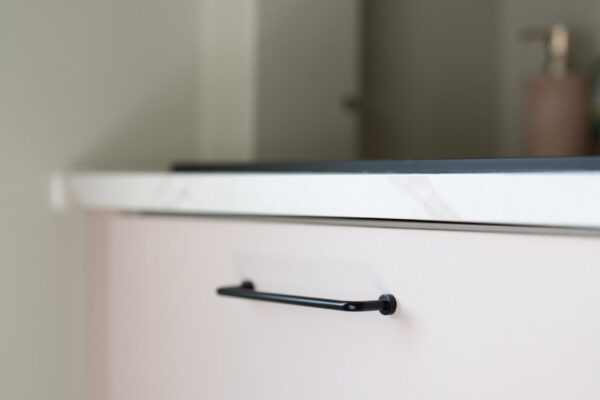 Haalean vaaleanpunainen Powder Pink on yksi oman tehtaamme vakio-ovisävyistä. Kodinhoitotilassa siihen yhdistettiin mustat lankavetimet.